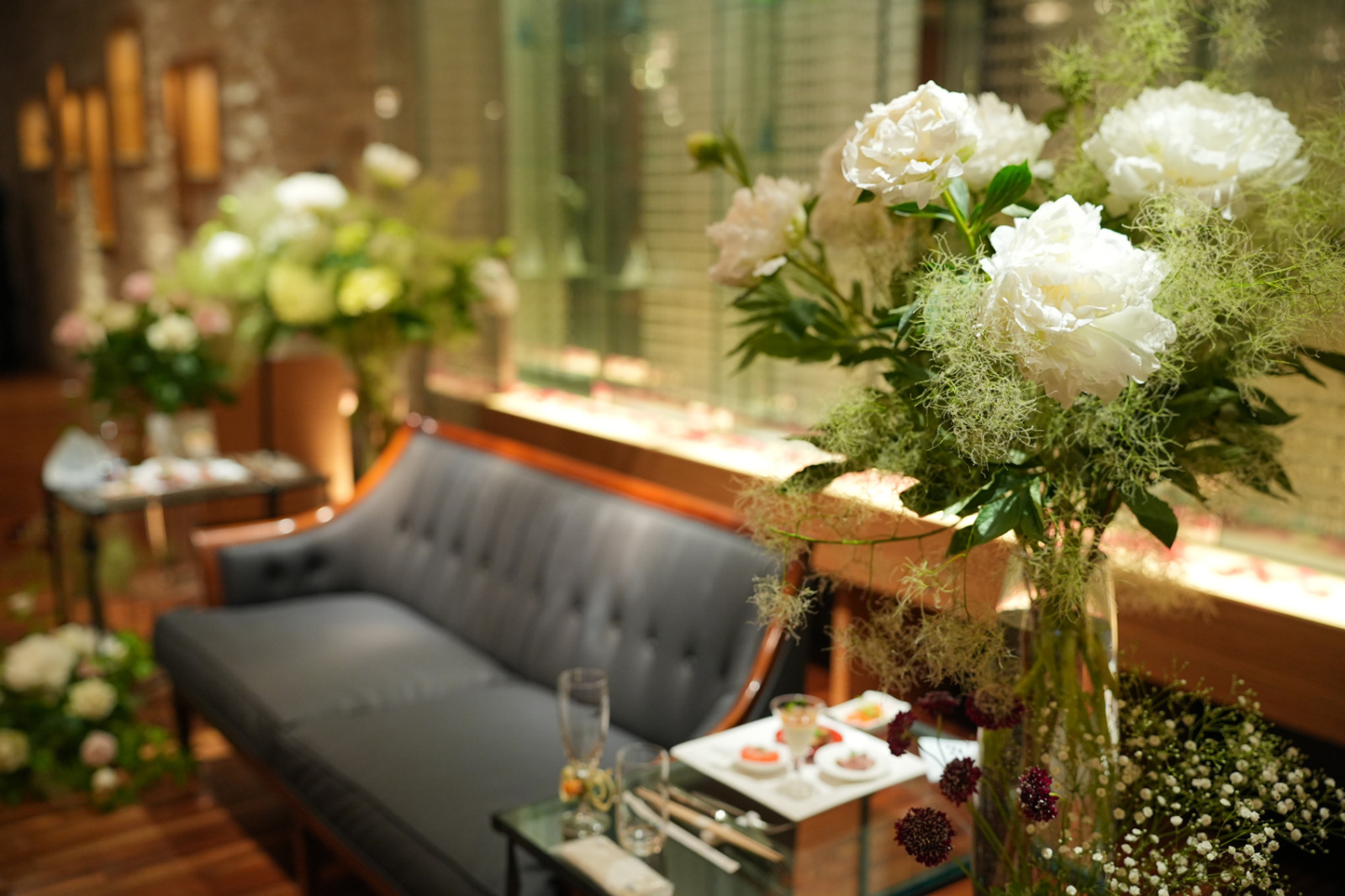 メインテーブルを彩る、ふたりらしいお花の世界